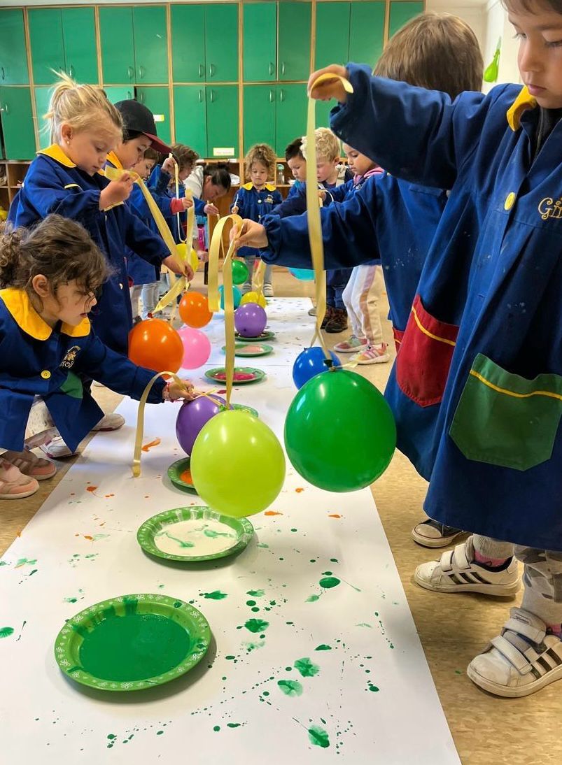 Pintura con globos sobre papel grande
