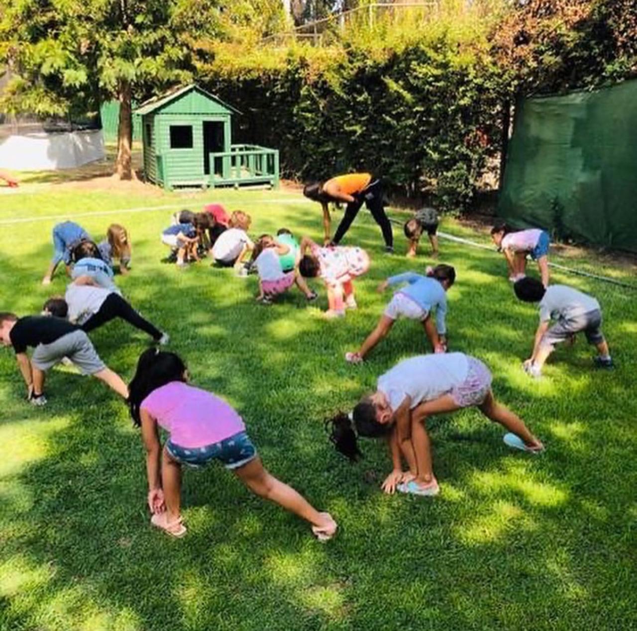 Yoga en el pasto
