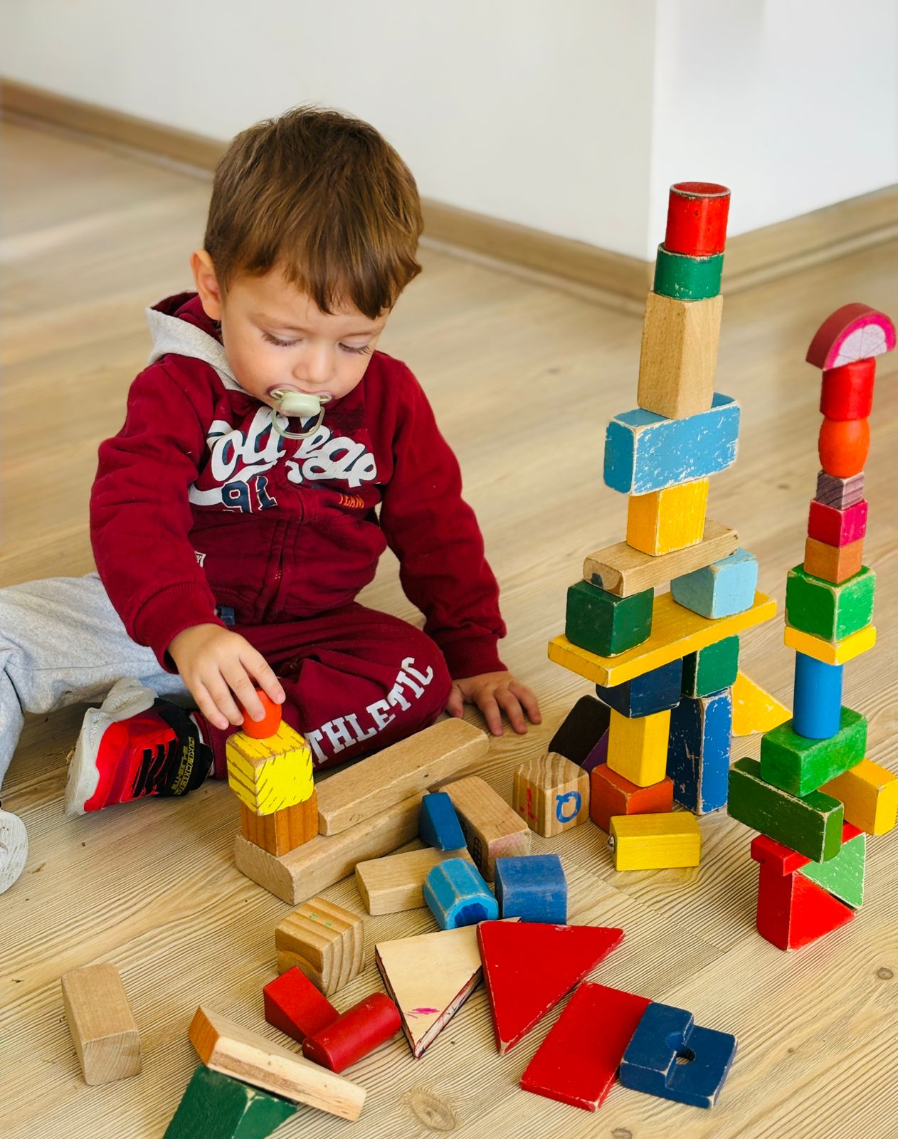 Niño construyendo torres con bloques de madera