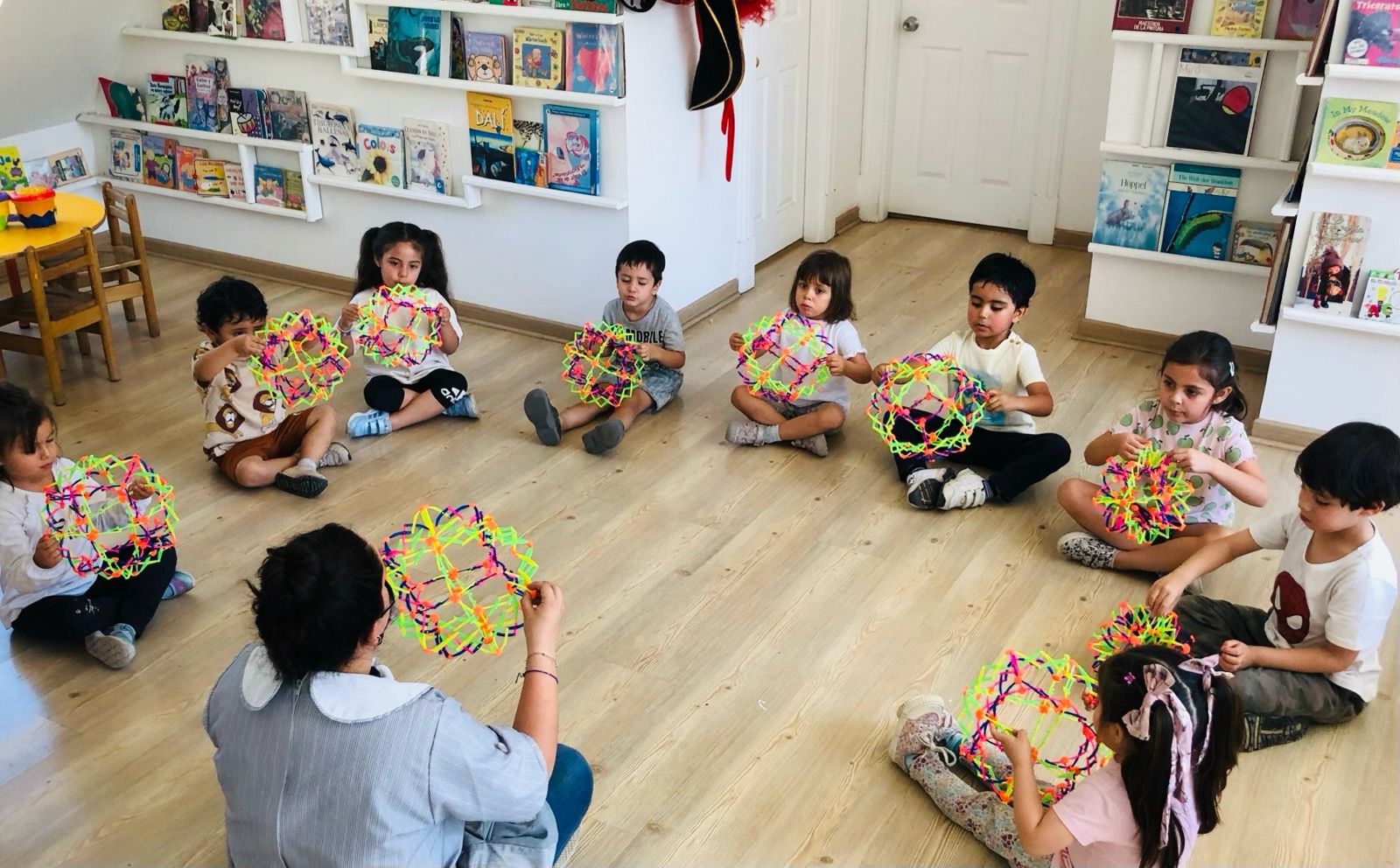 Niños con figuras geométricas STEM en biblioteca