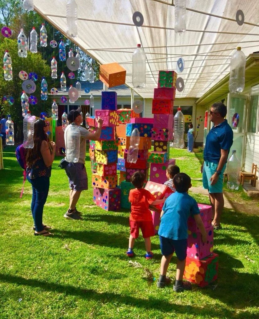 Construcción comunitaria con cajas pintadas y padres