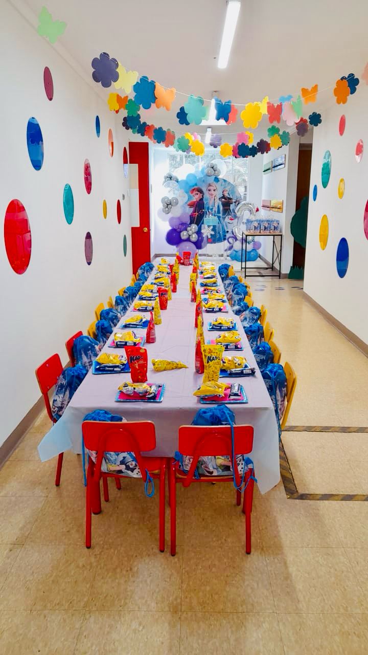Pasillo decorado para cumpleaños tipo Frozen