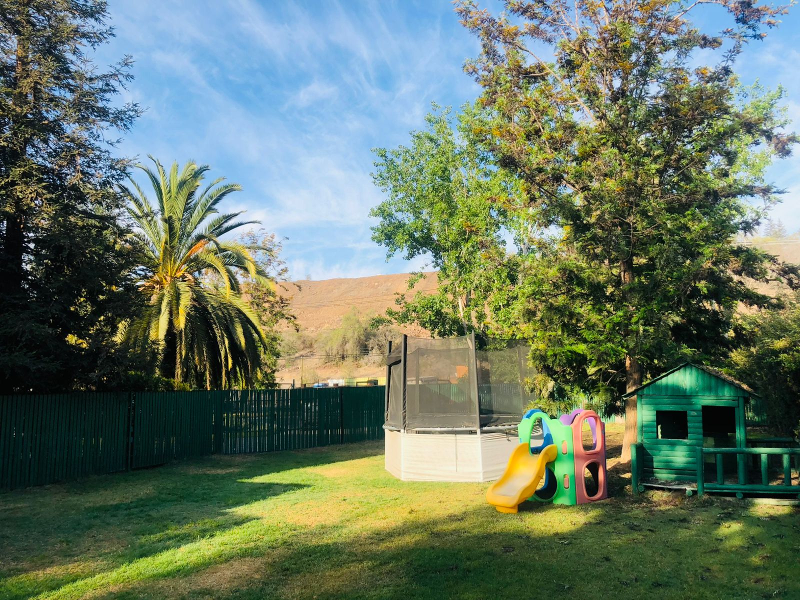 Trampolín cercado y módulo de juegos