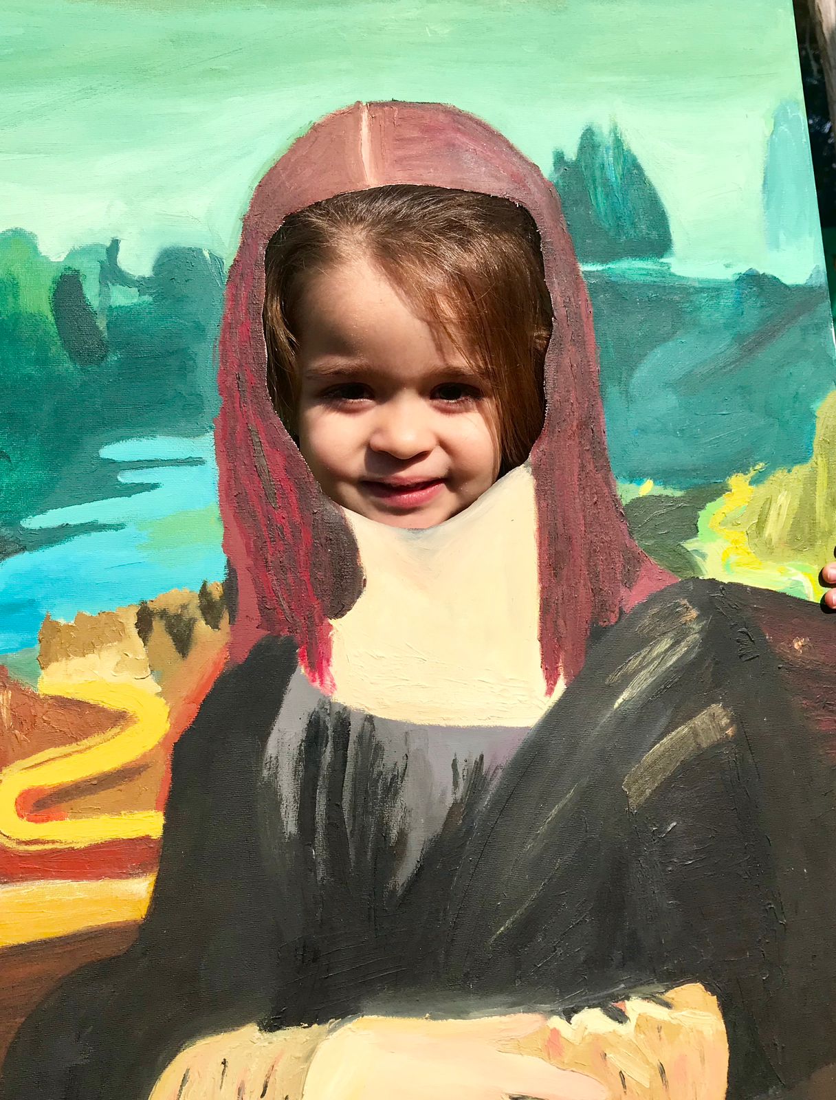 Niña con réplica de Mona Lisa