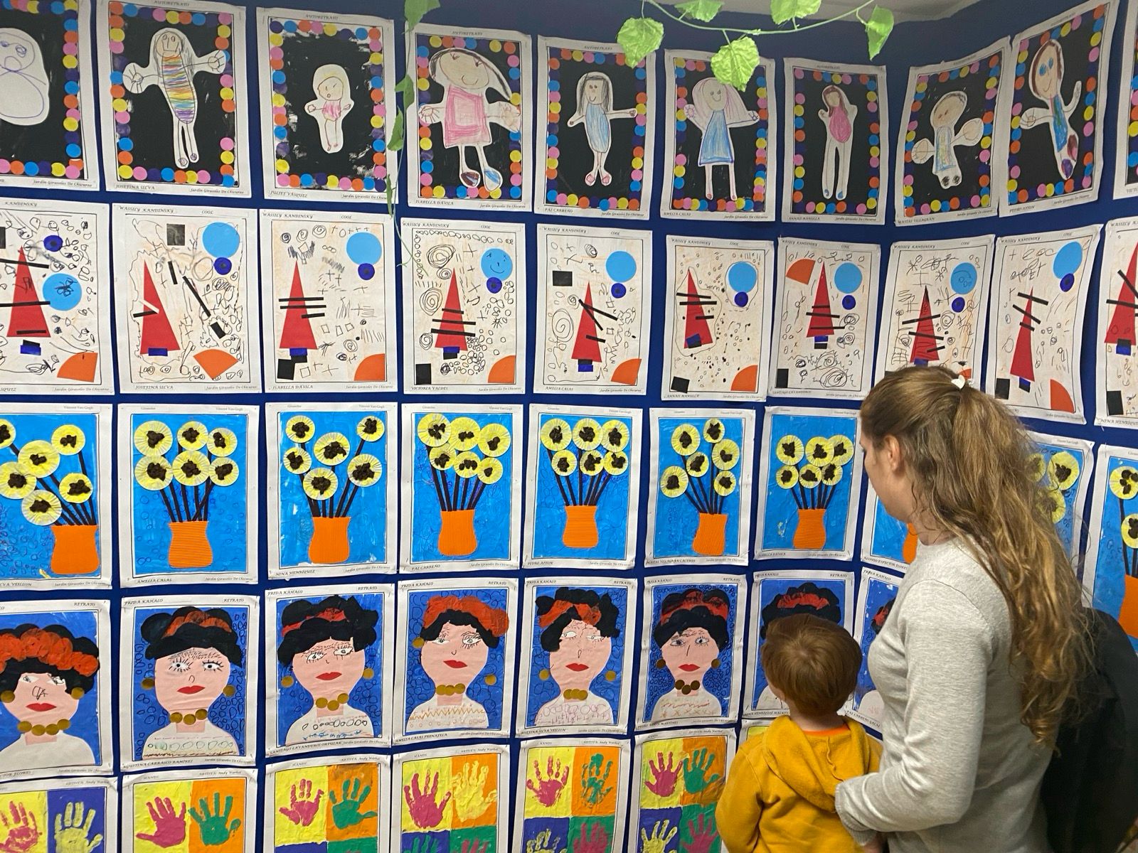 Exposición con mural Frida Kahlo y girasoles Van Gogh