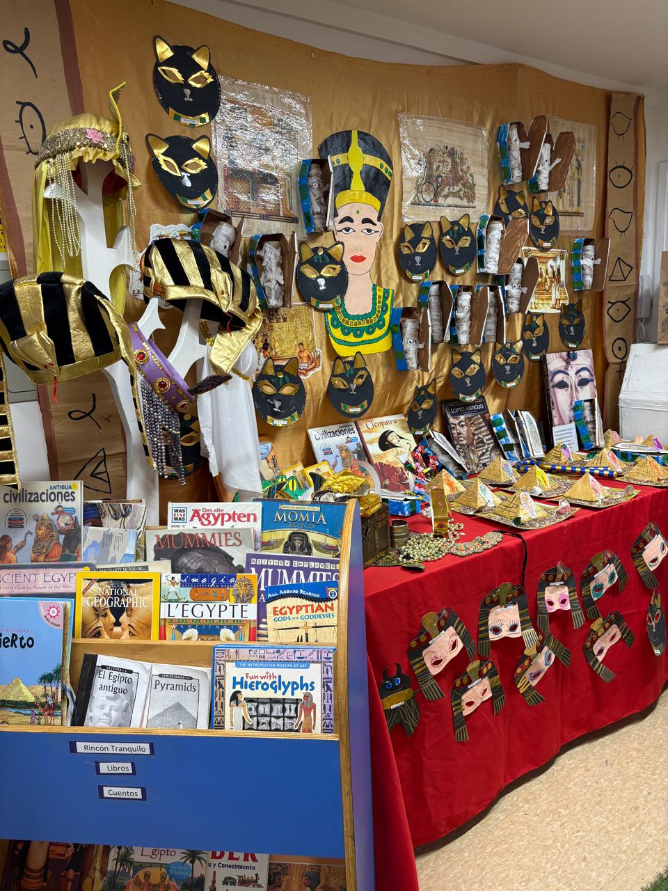 Exposición completa Egipto con máscaras y libros