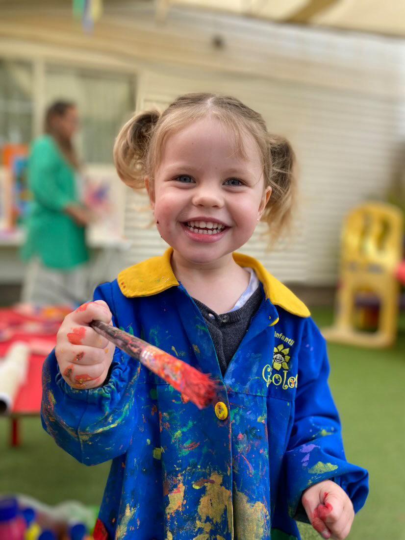 Niña sonriente con pincel