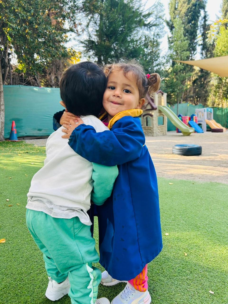 Abrazo en el patio